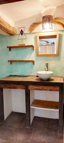 une salle de bain avec un lavabo et un miroir dans l'établissement Villa Fontilha, à Usclas-lʼHérault