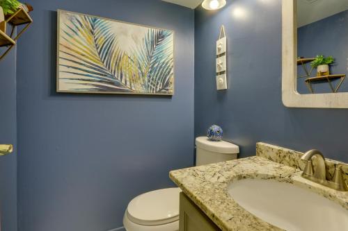 ein Badezimmer mit einem Waschbecken, einem WC und einem Spiegel in der Unterkunft Serene Hilton Head Island Condo with Community Pool! in Hilton Head Island