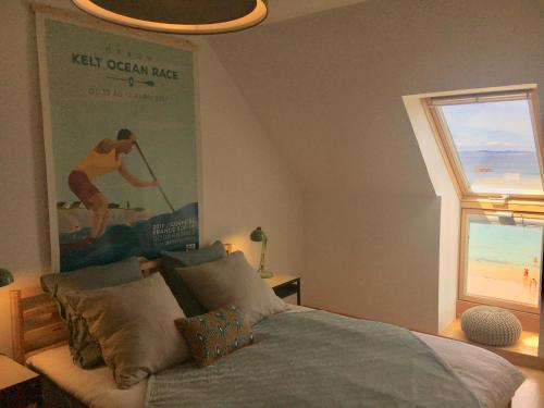 a bedroom with a bed and a poster of a golfer at Glaz Ocean in Douarnenez