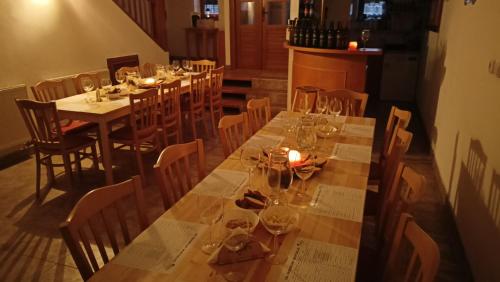 - une longue table dans un restaurant avec des verres dans l'établissement Apartmán a vinný sklep - Víno Gallus, à Znojmo