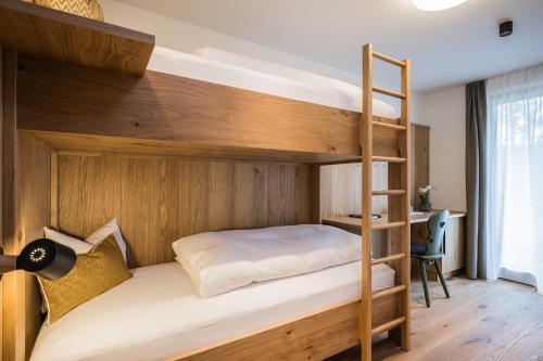 Postel nebo postele na pokoji v ubytování Gasthof Albergo Dolomiten
