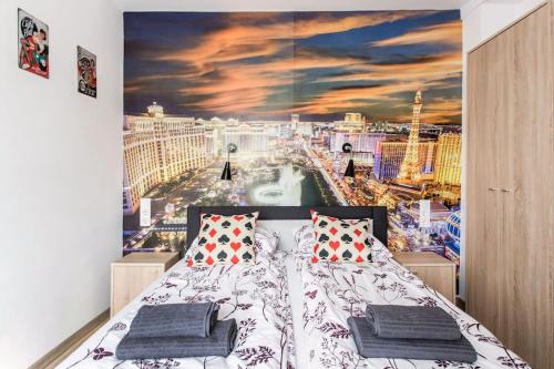 Brand new, large apartment with opening discount في بودابست: غرفة نوم بها لوحة كبيرة لمدينة