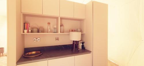 un armadio con lampada in camera di Teapot Lane Glamping - Adults only a Sligo