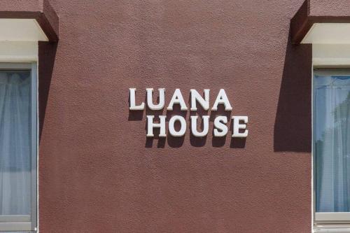 a juma house sign on the side of a building at 庭付き一棟貸 ビーチまで3分 宇利島車で7分 最大8人 Luana house in Nago