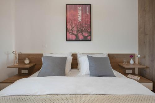 Stylish 2BDR Apartment with balcony- Free Garage