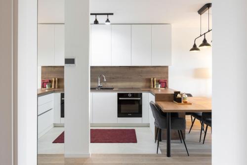 Stylish 2BDR Apartment with balcony- Free Garage