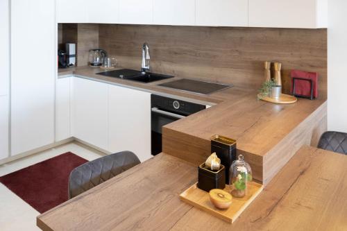 Stylish 2BDR Apartment with balcony- Free Garage