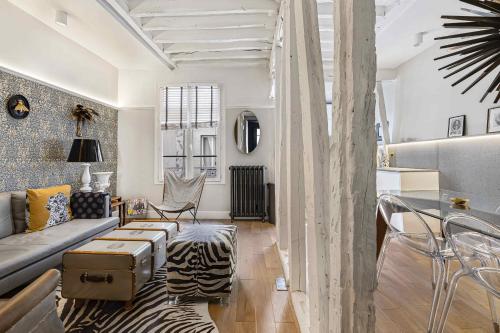 un salon avec un canapé et une table dans l'établissement Bleu Nuit, à Paris