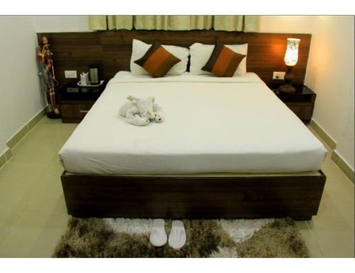 Un pat sau paturi într-o cameră la Hotel Flora Inn, Nagpur