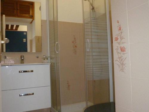 une douche avec une porte vitrée dans une salle de bain dans l'établissement Studio avec Parking, Wi-Fi et Animaux Acceptés - Proche Étang de Thau et Thermes - FR-1-571-19, à Balaruc-les-Bains