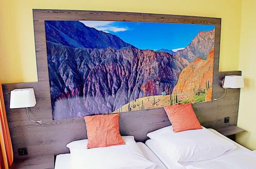 2 Betten in einem Hotelzimmer mit Wandgemälde in der Unterkunft Retro - Art - Hotel Lünen in Lünen