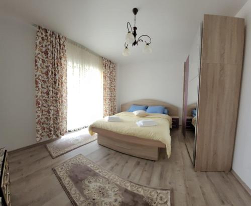 a bedroom with a bed and a window at CORESI MALL Large 2 camere, sleeps 6 in Braşov