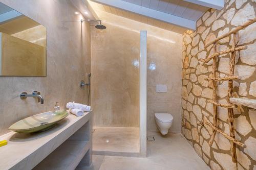 凱里翁的住宿－Arca Villa - Enchanting Sunset!，一间带水槽、淋浴和卫生间的浴室