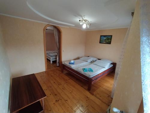 1 dormitorio con 1 cama en una habitación en Гостьовий будинок en Izki