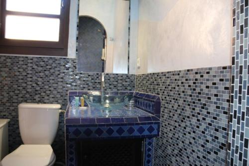 ห้องน้ำของ Suite Essaouira, Riad 8 au village naturiste Couple only