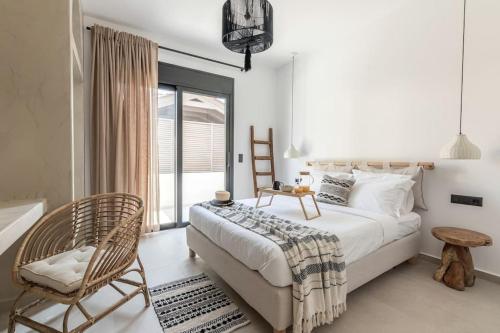 um quarto com uma cama, uma cadeira e uma janela em Nikole cottage house by the sea em Kokkíni Khánion