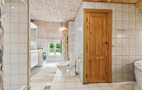 ein Bad mit einem WC und einem Waschbecken in der Unterkunft Awesome Home In Ulfborg With Kitchen in Fjand Gårde