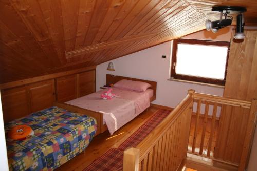 a bedroom with a bed and a window at Apartment Pokrajac in Rovinjsko Selo