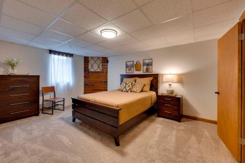 um quarto com uma cama, uma cómoda e uma cadeira em Waverly Vacation Rental with Game Room and Patio! em Waverly