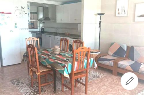 ein Esszimmer mit einem Tisch, Stühlen und einem Sofa in der Unterkunft La casa del pescador in Santa Pola