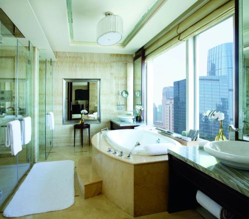 深圳的住宿－深圳星河麗思卡爾頓酒店，带浴缸、淋浴和盥洗盆的浴室