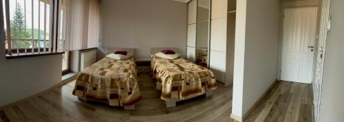 Habitación con 2 camas en una habitación con ventana en Hotel Intourist, en Mukácheve