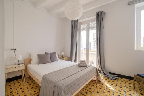 a bedroom with a bed and a large window at Rosario 2 in Vinarós