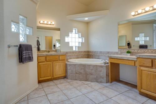uma grande casa de banho com banheira e lavatório em Lake Havasu City Vacation Rental 4 Mi to Lake em Lake Havasu City