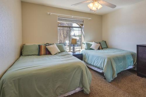 um quarto com 2 camas e uma janela em Lake Havasu City Vacation Rental 4 Mi to Lake em Lake Havasu City