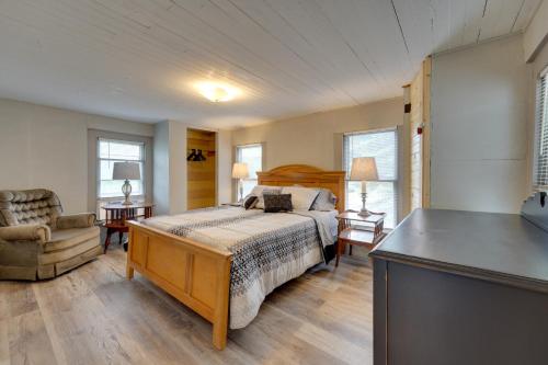 1 dormitorio con 1 cama y 1 silla en una habitación en Charming Emporium Home Near Hiking Trails! en Emporium