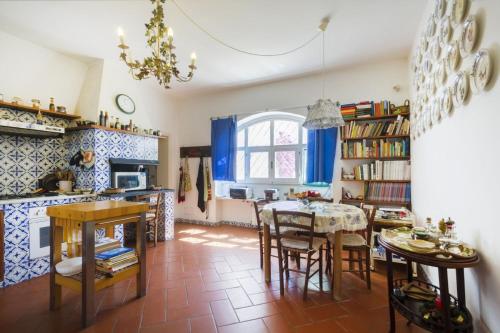 una cucina e una sala da pranzo con tavolo e sedie di Villa Francesca - Camere con giardino a Castellaneta