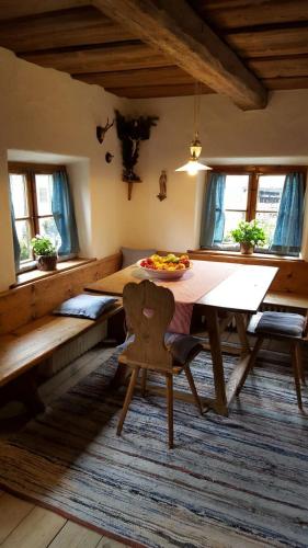 a dining room with a table and chairs and windows at Historisches Refugium in der Altstadt von Ebersberg in Ebersberg