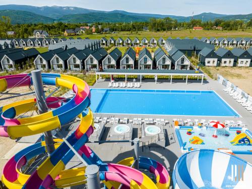 - une vue aérienne sur la piscine d'un complexe dans l'établissement Holiday Park & Resort Cieplice Zdrój, à Jelenia Góra