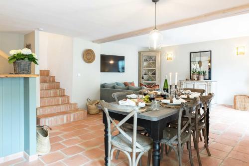 comedor y sala de estar con mesa y sillas en Pretty Historical Village House, en Grimaud
