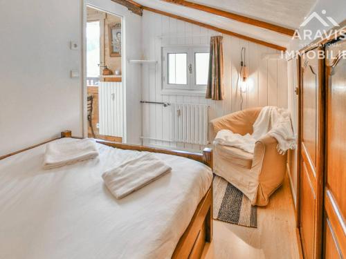 ル・グラン・ボルナンにあるAppartement Le Grand-Bornand, 4 pièces, 8 personnes - FR-1-391-28の小さなベッドルーム(ベッド1台、椅子付)