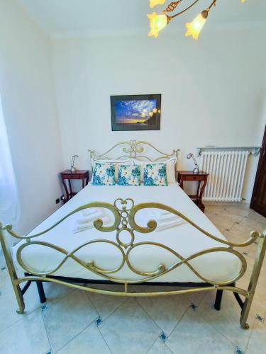 una camera da letto con un grande letto e un copriletto bianco di Varigotti Tropical Garden - full floor apartment a Varigotti