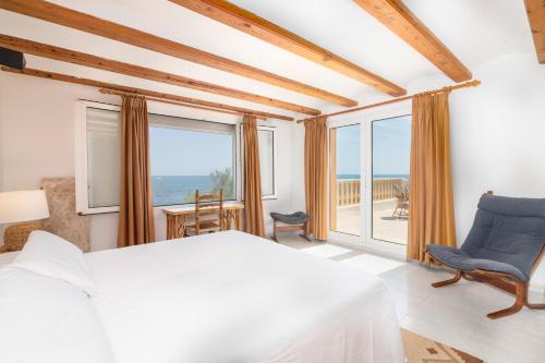 una camera con letto e vista sull'oceano di Book It Las Rotas First Line a Denia