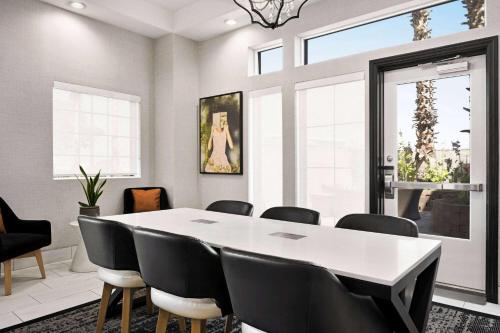 Posezení v ubytování La Quinta by Wyndham Hesperia Victorville