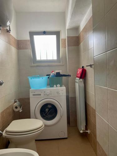 bagno con lavatrice e servizi igienici di Villa Claudia - appartamento A a Corazzello
