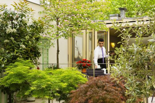 Jardín al aire libre en Hôtel Mistral