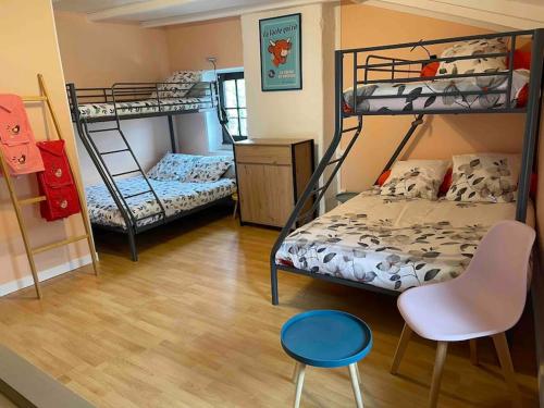 Cette chambre comprend 2 lits superposés et une chaise. dans l'établissement Maison au bord de l'Allier entièrement rénovée, à Joze