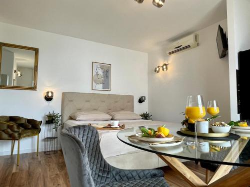- un salon avec une table et un lit dans l'établissement Holiday Home Mirela, à Orebić