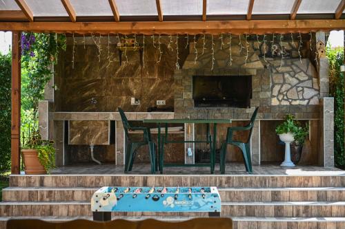 Μια τηλεόραση ή/και κέντρο ψυχαγωγίας στο Guest House ERIDA