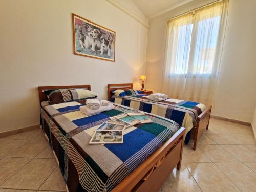 2 camas individuales en una habitación con ventana en Luna & Sole, en Santa Maria la Palma