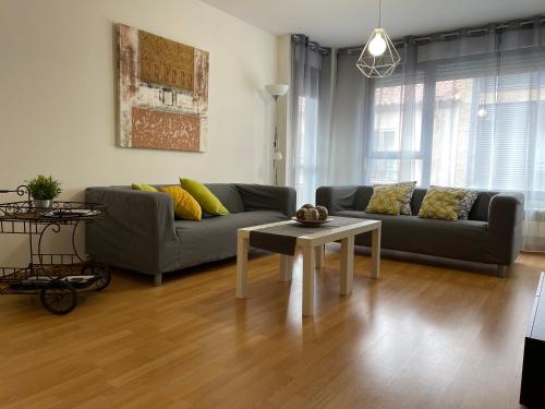 uma sala de estar com um sofá e uma mesa em Apartamentos Ribera Navarra - Bardenas em Castejón