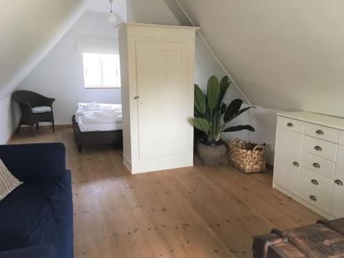 Postel nebo postele na pokoji v ubytování Zauberhaftes englisches Cottage am Gutshaus