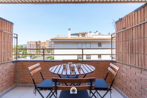 patio con mesa y sillas en el balcón en Mediterranean Way - La Placeta en Cambrils