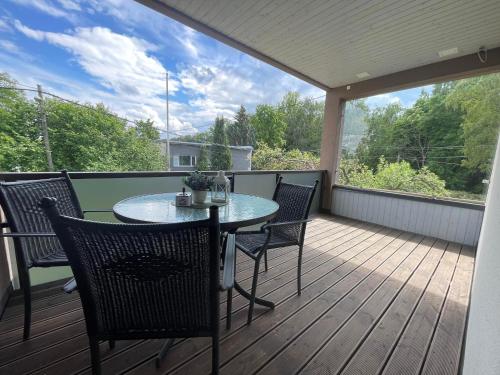 a patio with a table and chairs on a deck at Merelähedane peremaja Pärnus in Pärnu