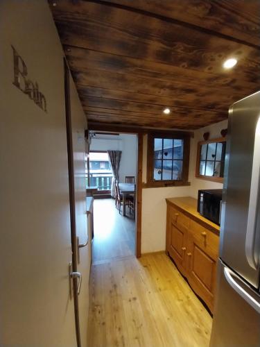 Il comprend une cuisine dotée de parquet et d'un plafond en bois. dans l'établissement Le Nant, aux Contamines-Montjoie