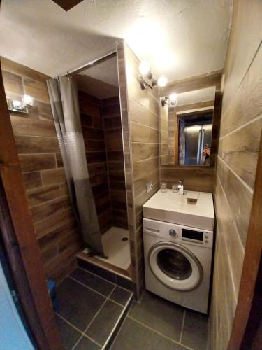 une petite salle de bains avec lave-linge et lave-linge. dans l'établissement Le Nant, aux Contamines-Montjoie